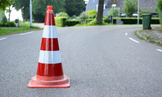 道路にロードコーンが置かれている風景