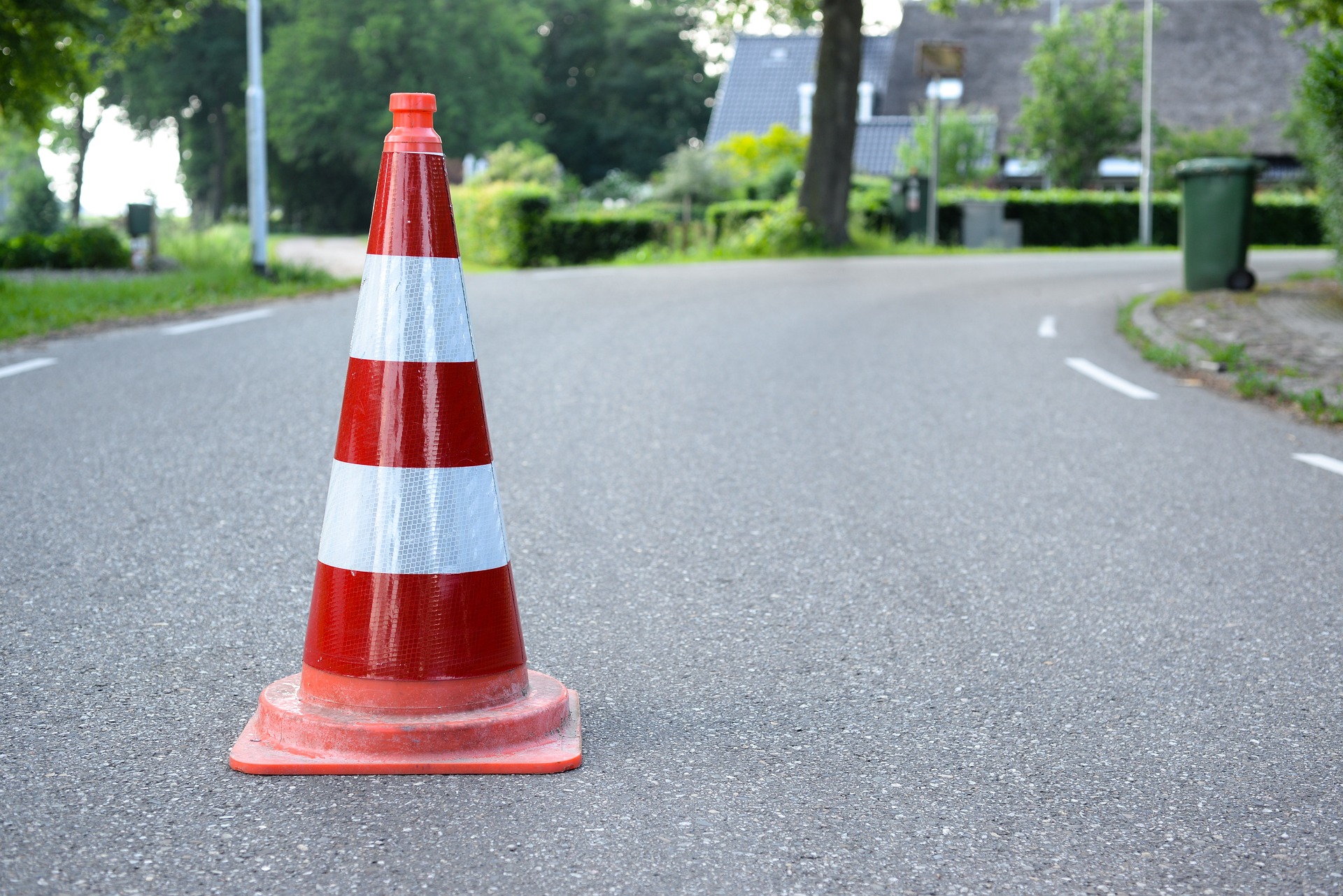 道路にロードコーンが置かれている風景