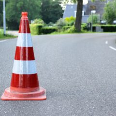 道路にロードコーンが置かれている風景